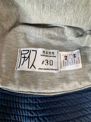 NANN, bob upcyclé bleu, doublure en jersey, détail sur l'étiquette logo numérotée