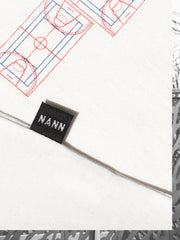 Nann, Invader Tee, tee-shirt en coton et plastique recyclé, détail étiquette noire côté Nann