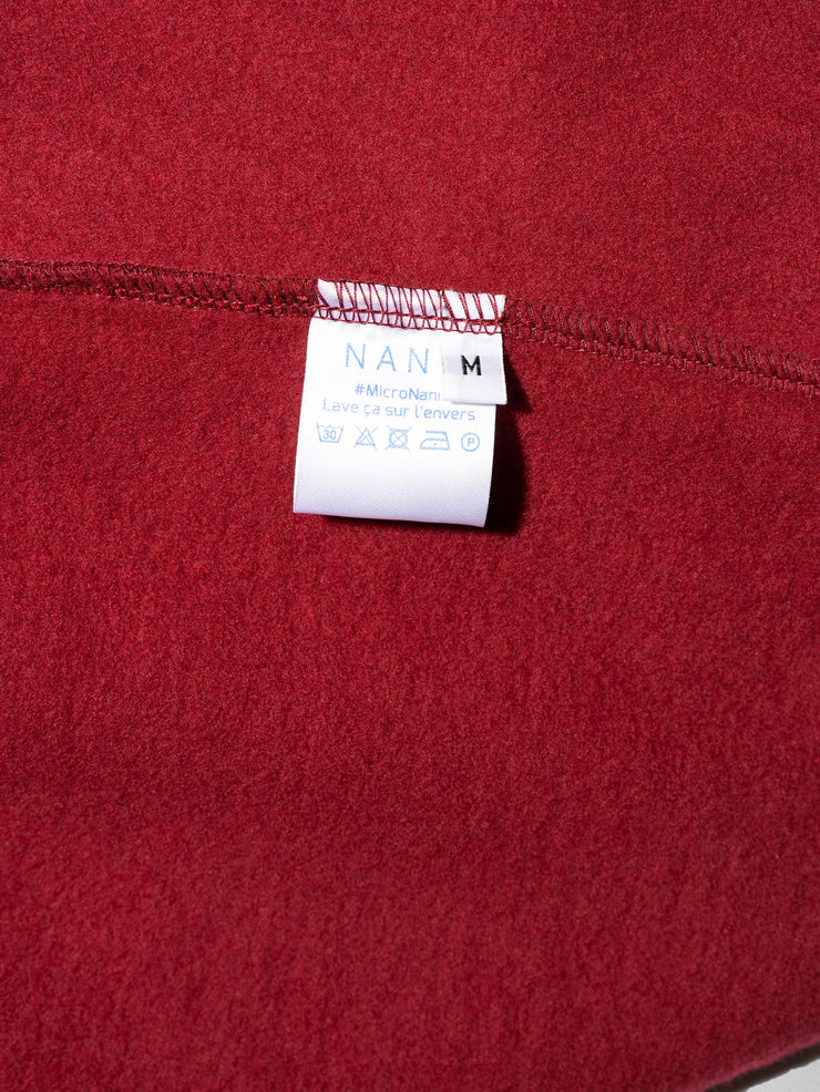 K-Sweat rouge et bleu, coton et plastique recyclés, détail des étiquettes composition et taille cousues à l&