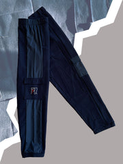 B-Jog 28 upcycling bleu, bande côté droit en matière technique, patch logo brodé argenté et rouge sur la poche plaquée