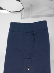 K-Short bleu, en coton et plastique recyclés, zoom sur le côté droit, poches surpiquées