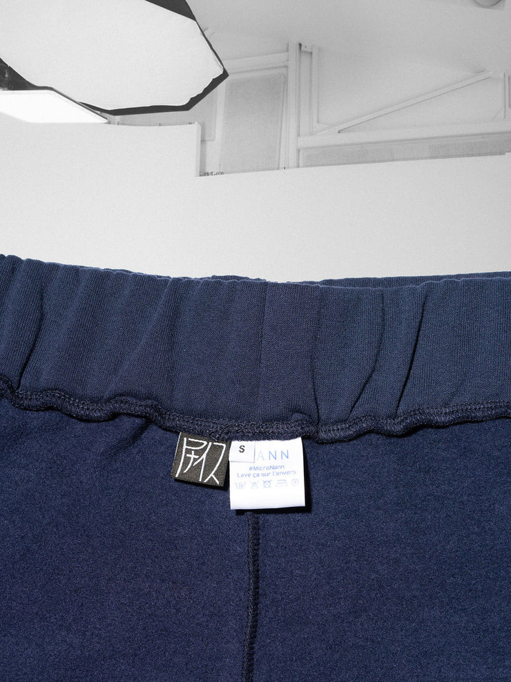 K-Short bleu, en coton et plastique recyclés, détail des etiquettes logo, taille et composition cousues dans la ceinture, en milieu dos