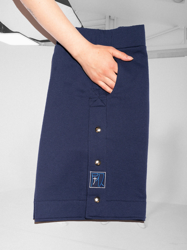 K-Short bleu, en coton et plastique recyclés, short de côté avec main dans la poche