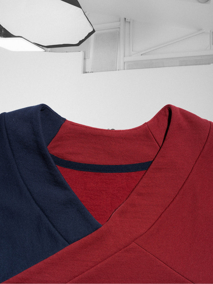 K-Sweat rouge et bleu, coton et plastique recyclés, détail du col imitation Kimono effet croisé. Bande de propreté bleue dans le dos du col