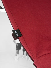 K-Sweat rouge et bleu, coton et plastique recyclés, détail de l'étiquette noire Nann