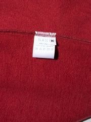 K-Sweat rouge et bleu, coton et plastique recyclés, détail des étiquettes composition et taille cousues à l'intérieur