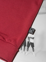 K-Sweat rouge et bleu, coton et plastique recyclés, détail de l'étiquette noire logo