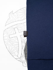 Nann, K-sweat uni bleu, coton et plastique recyclé, détail de l'étiquette noire du logo Nann, de dos