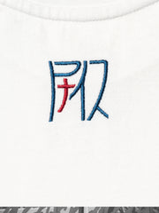 Nann, Invader Tee, tee-shirt en coton et plastique recyclé, détail broderie logo au milieu dos, bleu et rouge
